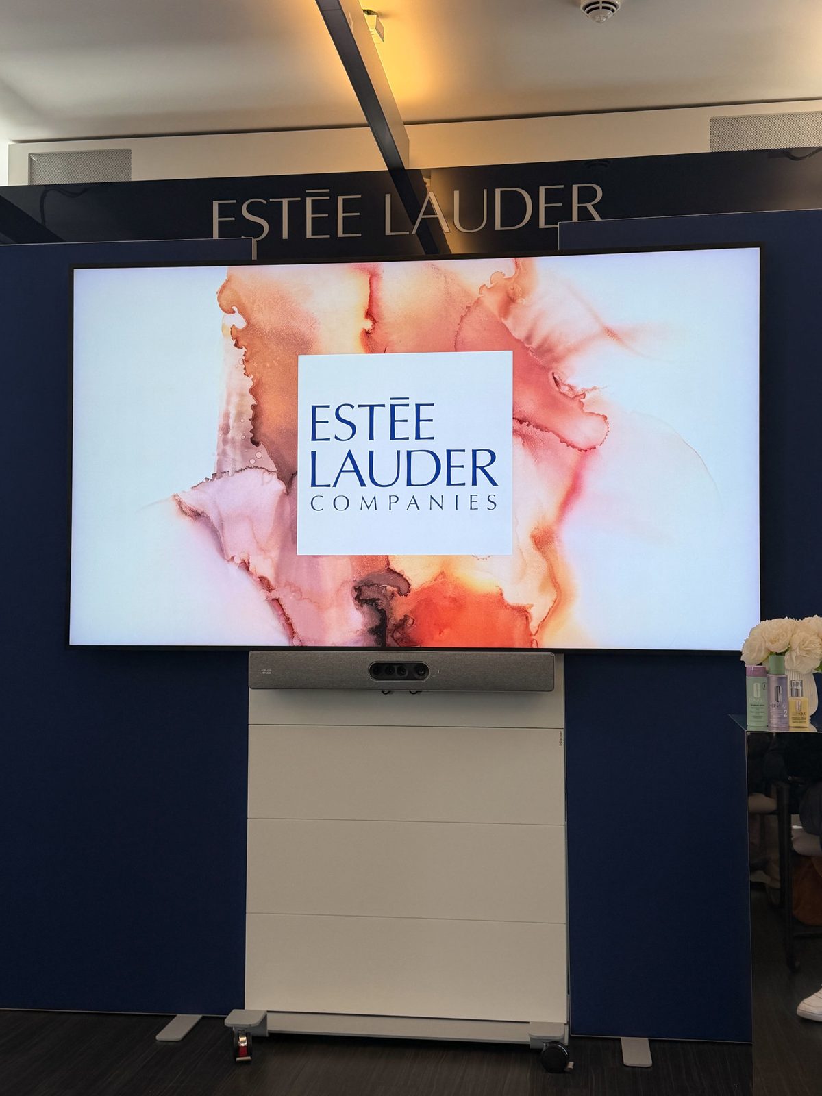 Estée Lauder brand presentation with a modern display and selected products in a stylish setting.