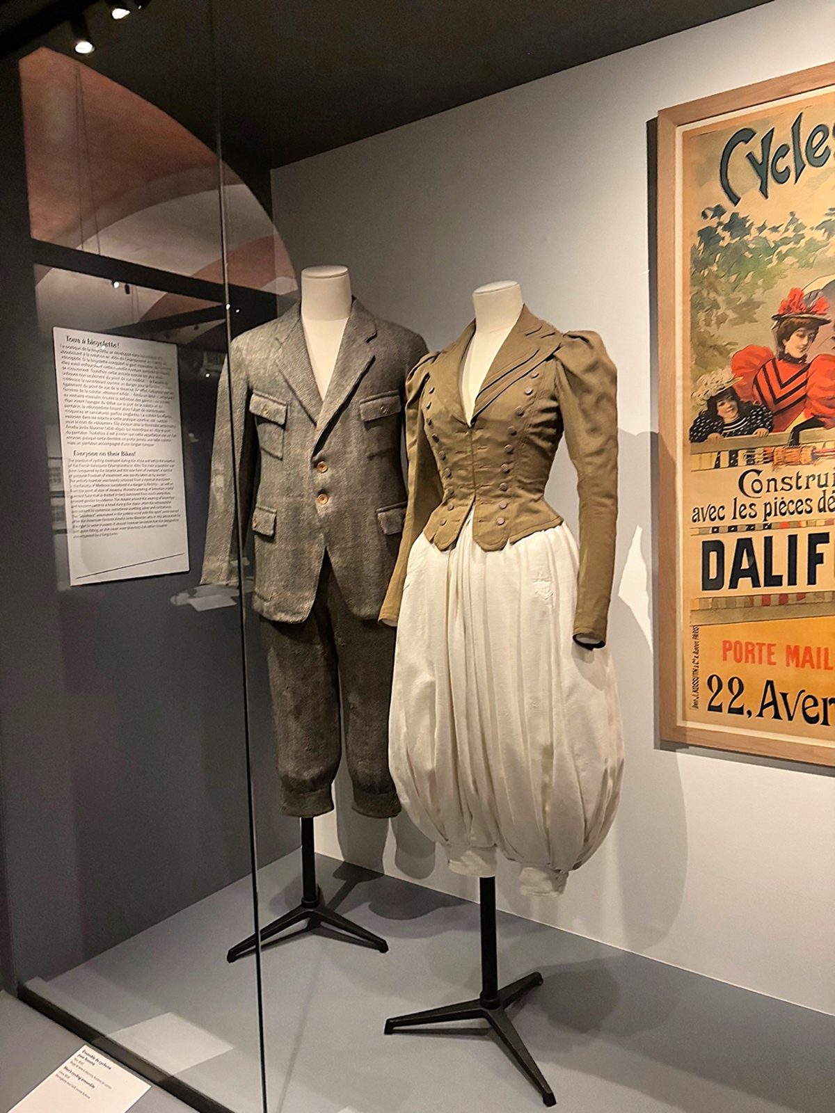 Modegeschichte dargestellt durch einen historischen Anzug und ein historisches Kleid in einem Museum