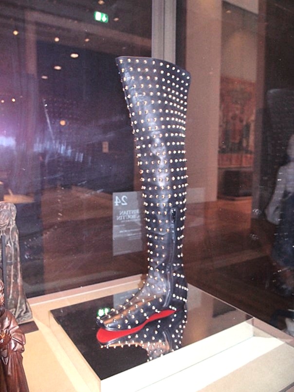 Exklusive schwarze Designer-Stiefel aus Leder mit einzigartigem Stil: kniehoch, mit auffälligen Nieten besetzt und äußerst extravagant.