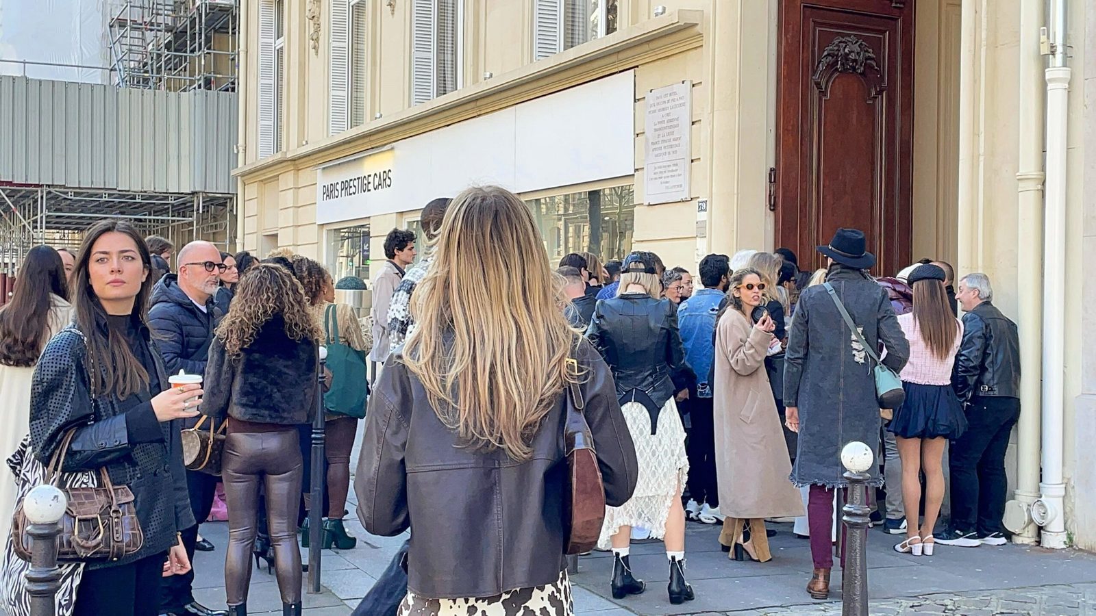 Fashionable Menschen versammeln sich in vor einem Modegeschäft in Paris und warten auf den Einlass zur Fashion Week