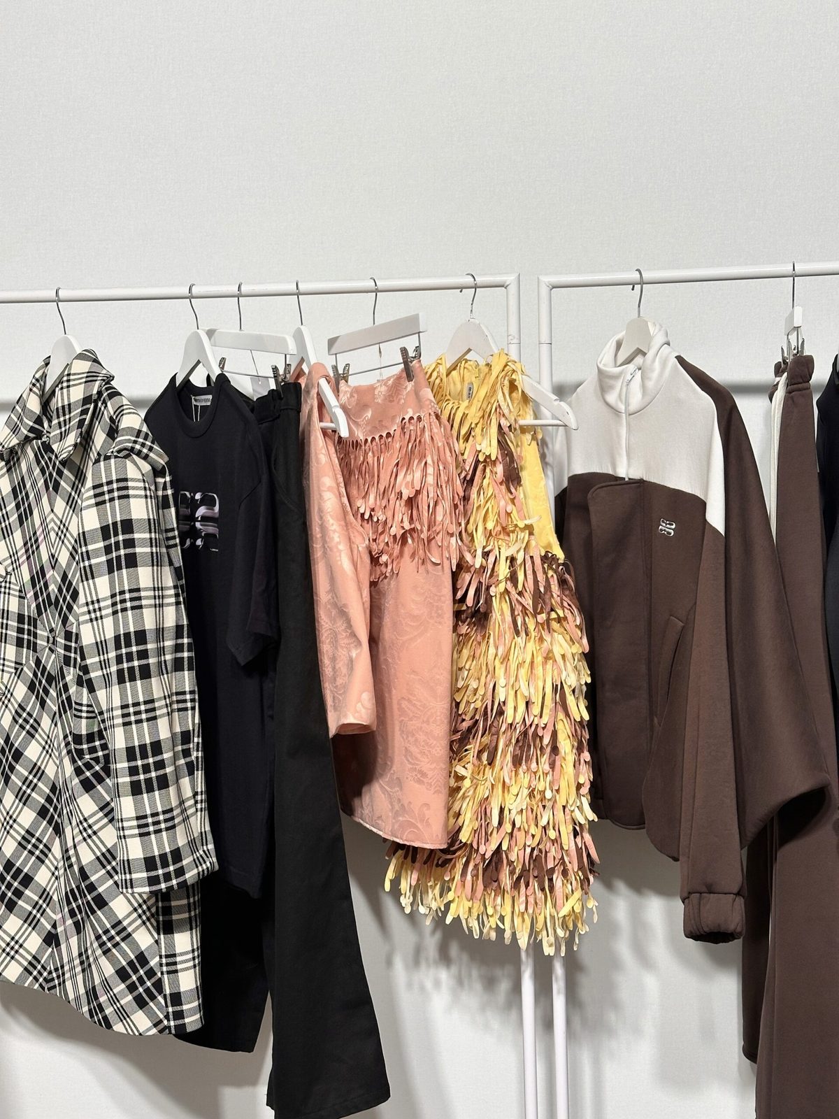 Verschiedene modische und trendige Kleider auf einem Kleiderständer