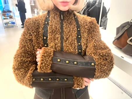 Elegante Jacke mit Knopfdetails und einem einzigartigen, extravaganten Schnitt.