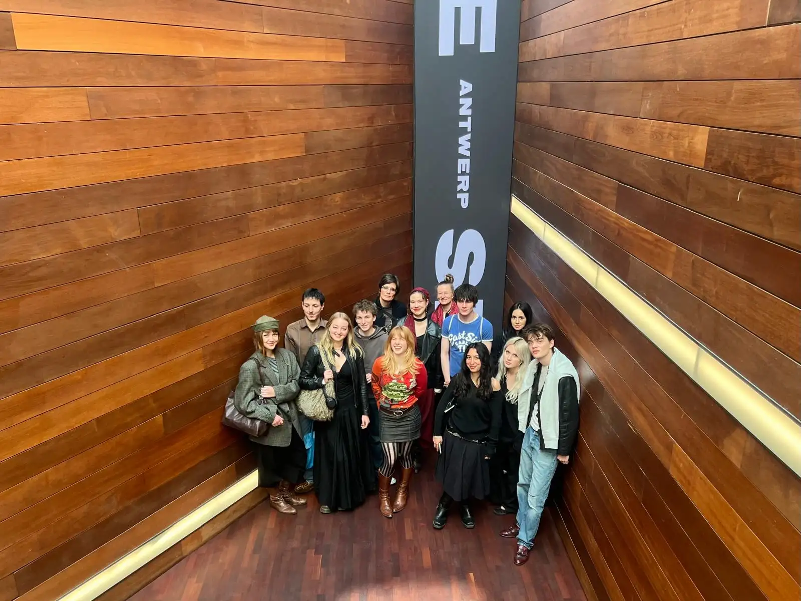 Gruppe von Modedesign-Studierenden der AMD im MoMu Antwerpen während des Field Trips 2026