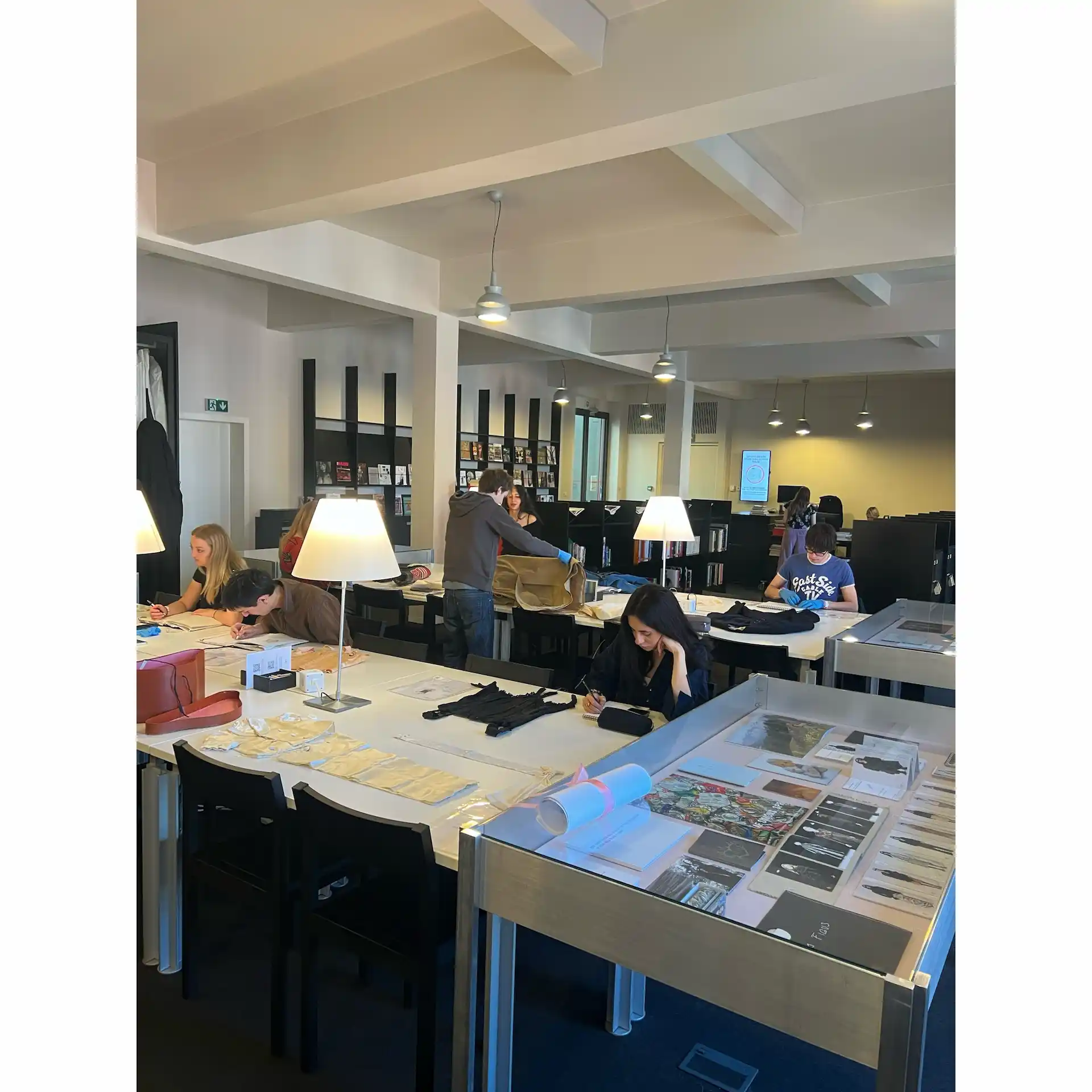 Modedesign-Studierende der AMD untersuchen Archivmaterialien und entwickeln Skizzen im MoMu Antwerpen