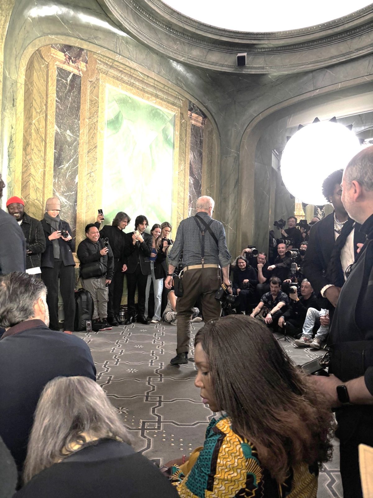 Zuschauer und Fotografen, die gespannt auf die nächste Modenschau warten.