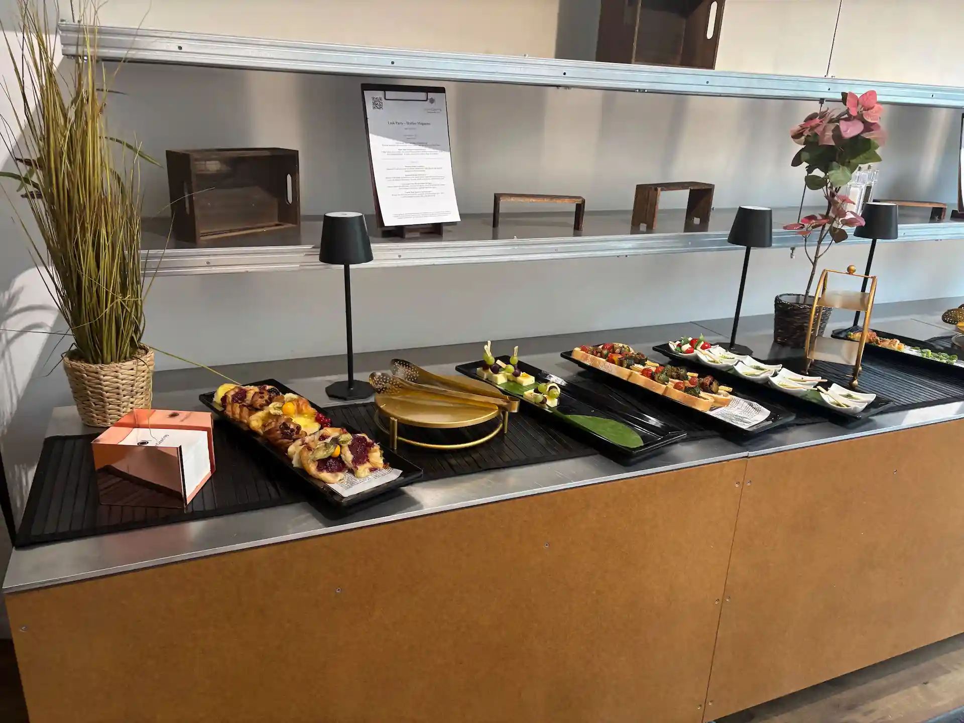 Catering-Buffet mit Fingerfood bei einer Veranstaltung am Campus Berlin