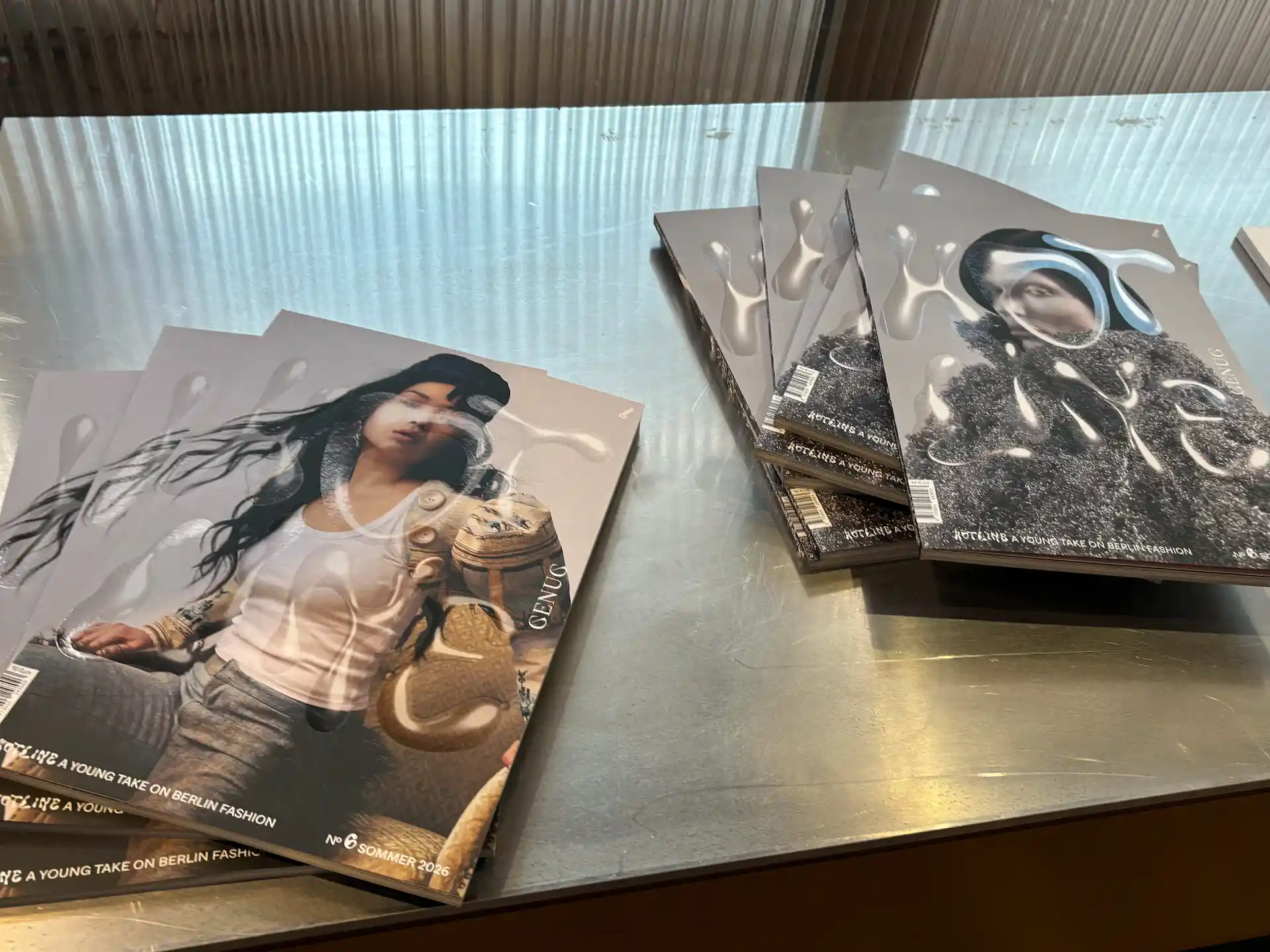 Ausgelegte HOTLINE Magazine Nr. 6 bei der Launch Party am Campus Berlin