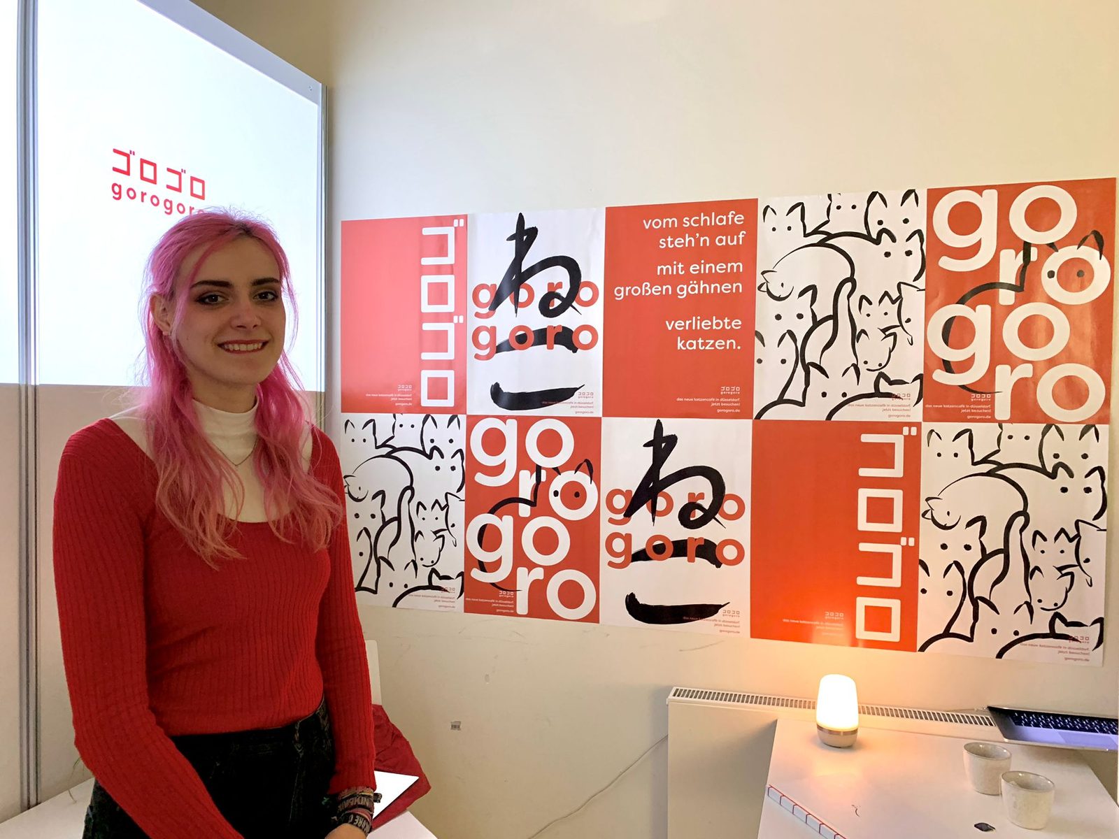 Das Bild zeigt die Absolventin Lina Tersteegen auf ihrem Stand auf der Werkschau Düsseldorf 2023.