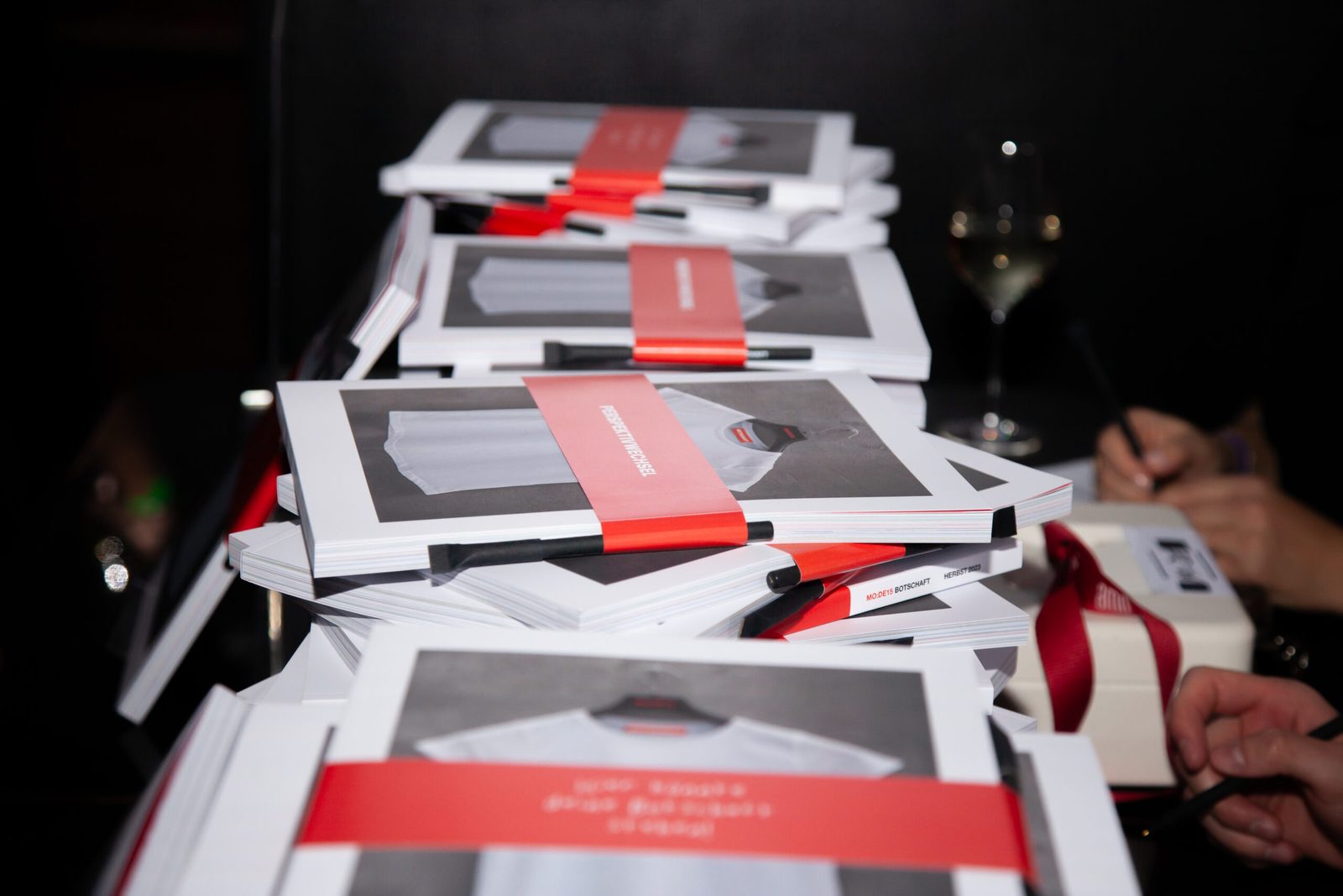 auslage der magazine mode 15 release party im p1