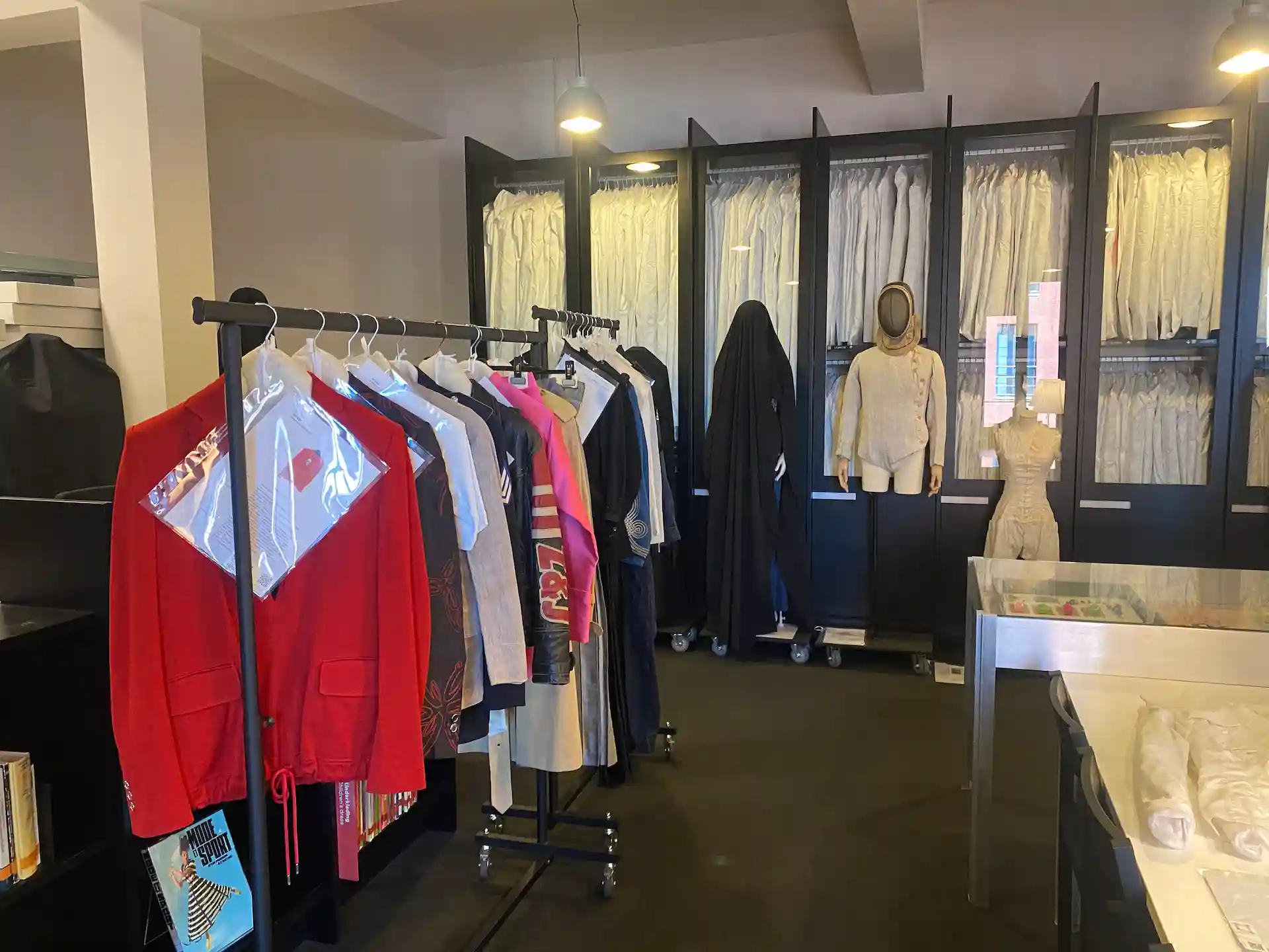 Historische Kleidungsstücke und Modeobjekte im Archiv des MoMu in Antwerpen