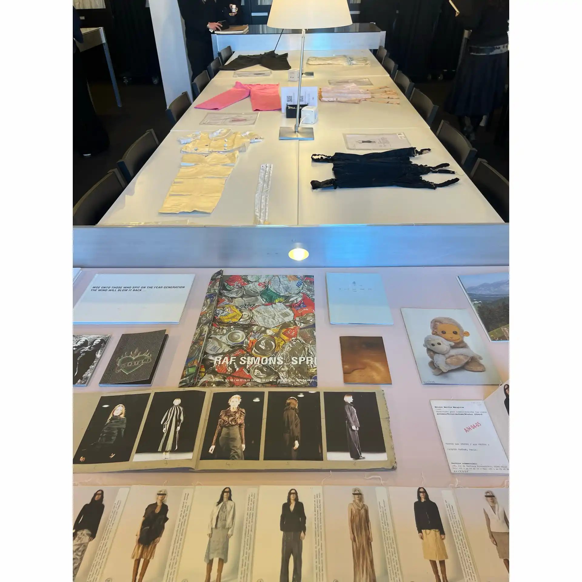 Archivmaterialien, Kleidungsdetails und Modeentwürfe aus der Study Collection des MoMu Antwerpen