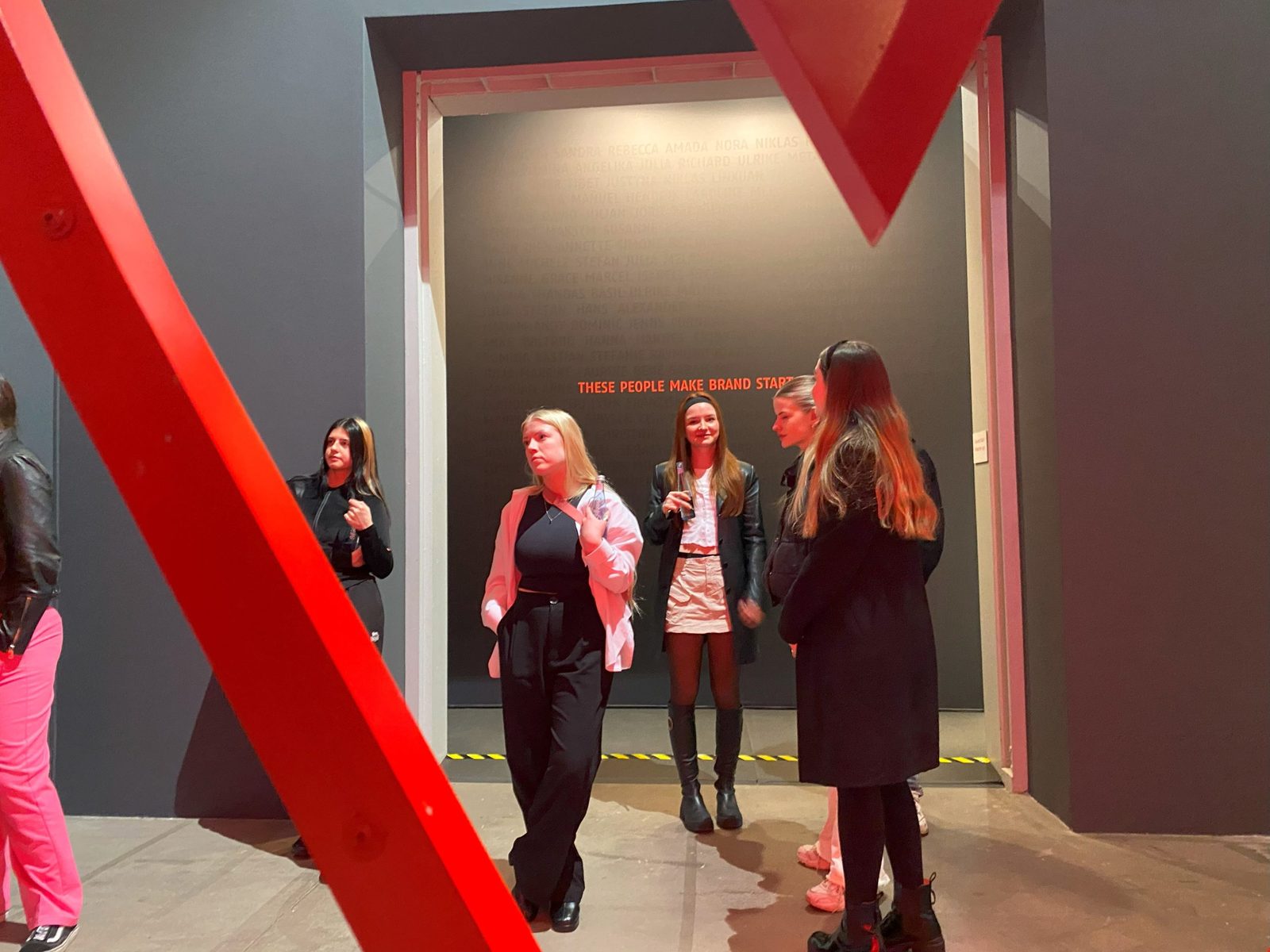 Studierende der AMD im Red Dot Design Museum.