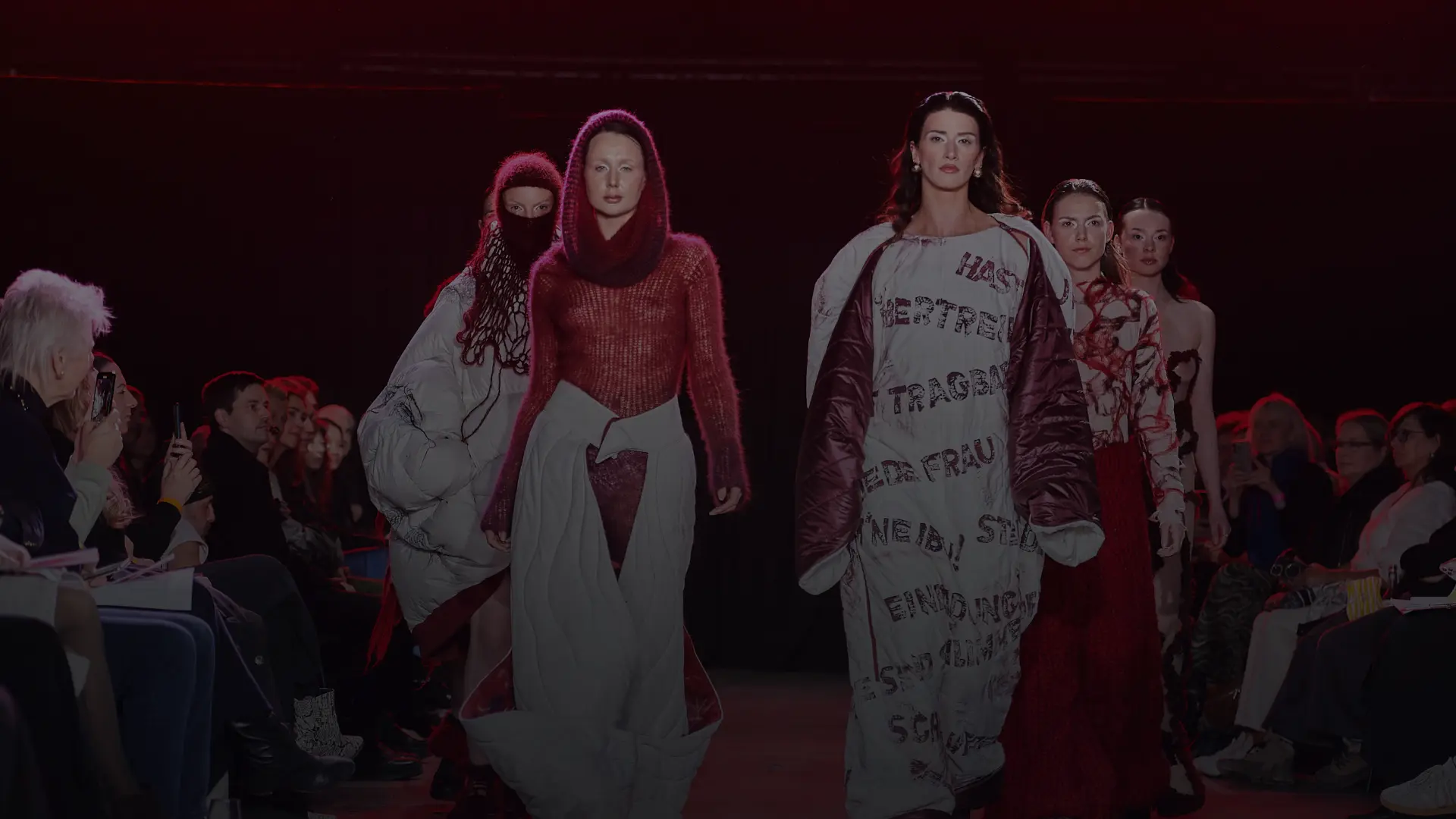 Mehrere Models auf dem Laufsteg der Stage 2025 Show