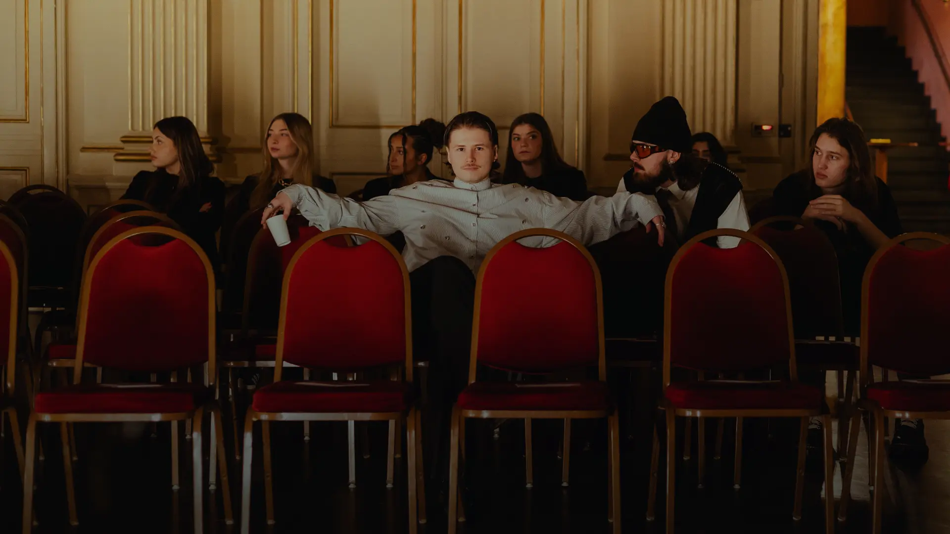 Junge Zuschauer blicken auf den Laufsteg.