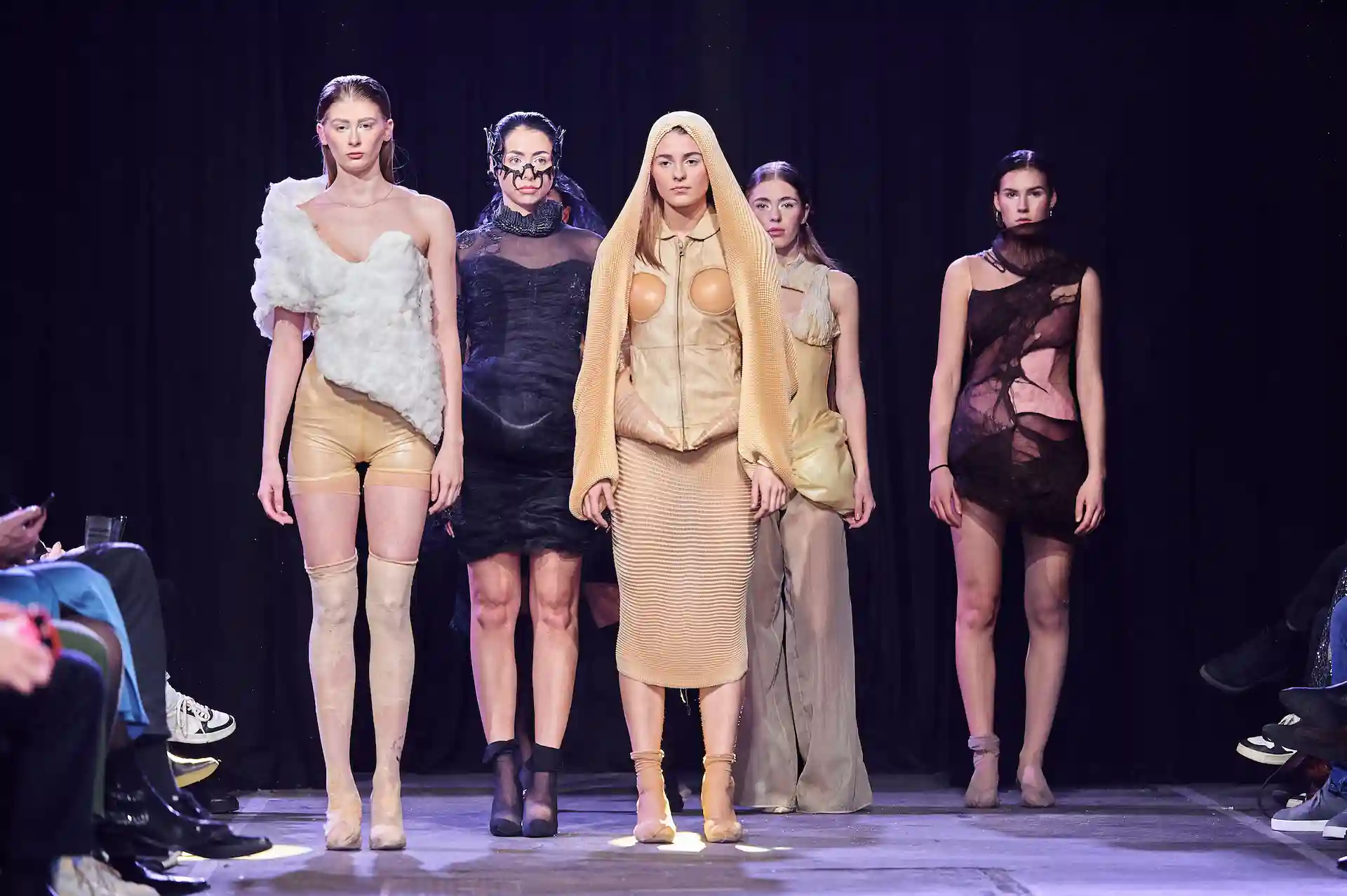 Verschiedene Designs auf dem Catwalk, inspiriert von zeitgenössischer Kunst.