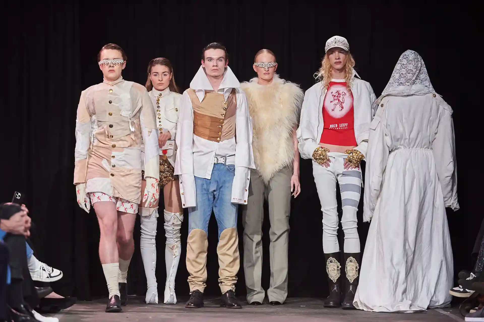 Avantgardistische Mode auf dem Laufsteg mit sieben Models.