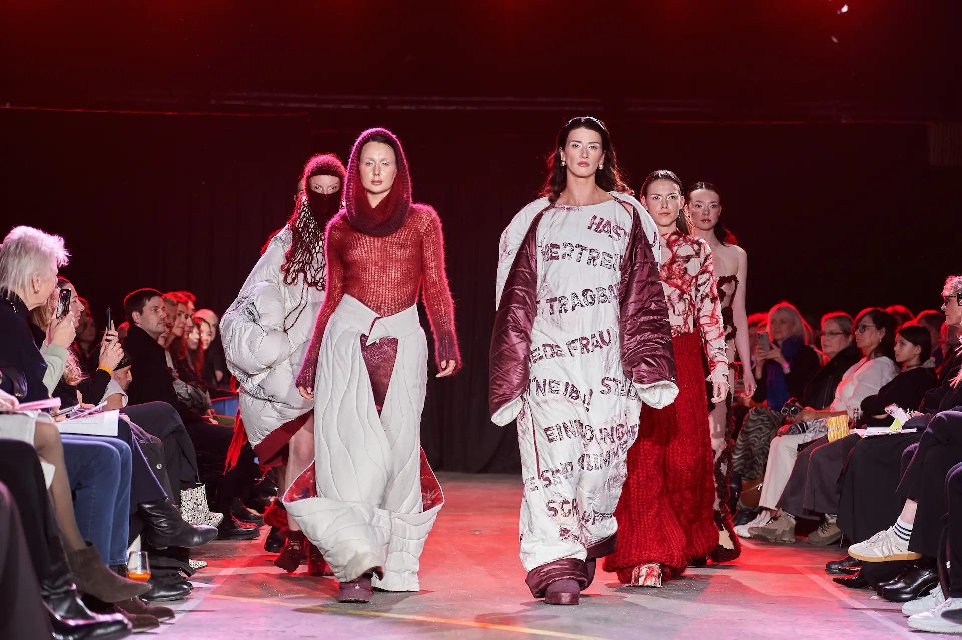 Mehrere Models präsentieren farbige Outfits und einzigartige Stile auf dem Catwalk