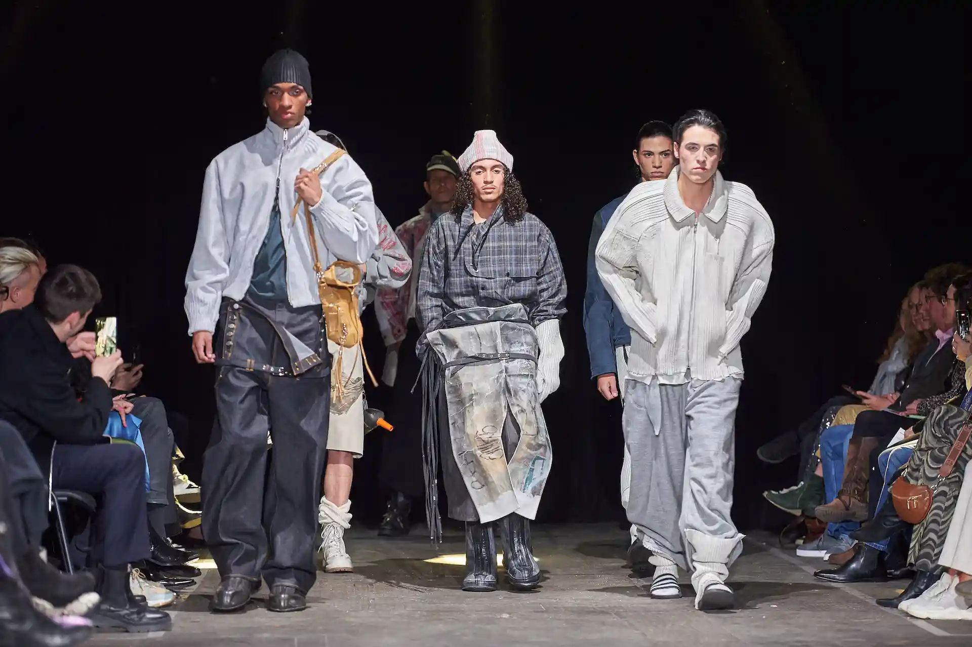 Mehrere Models präsentieren lässige Streetwear-Kollektion auf dem Laufsteg.