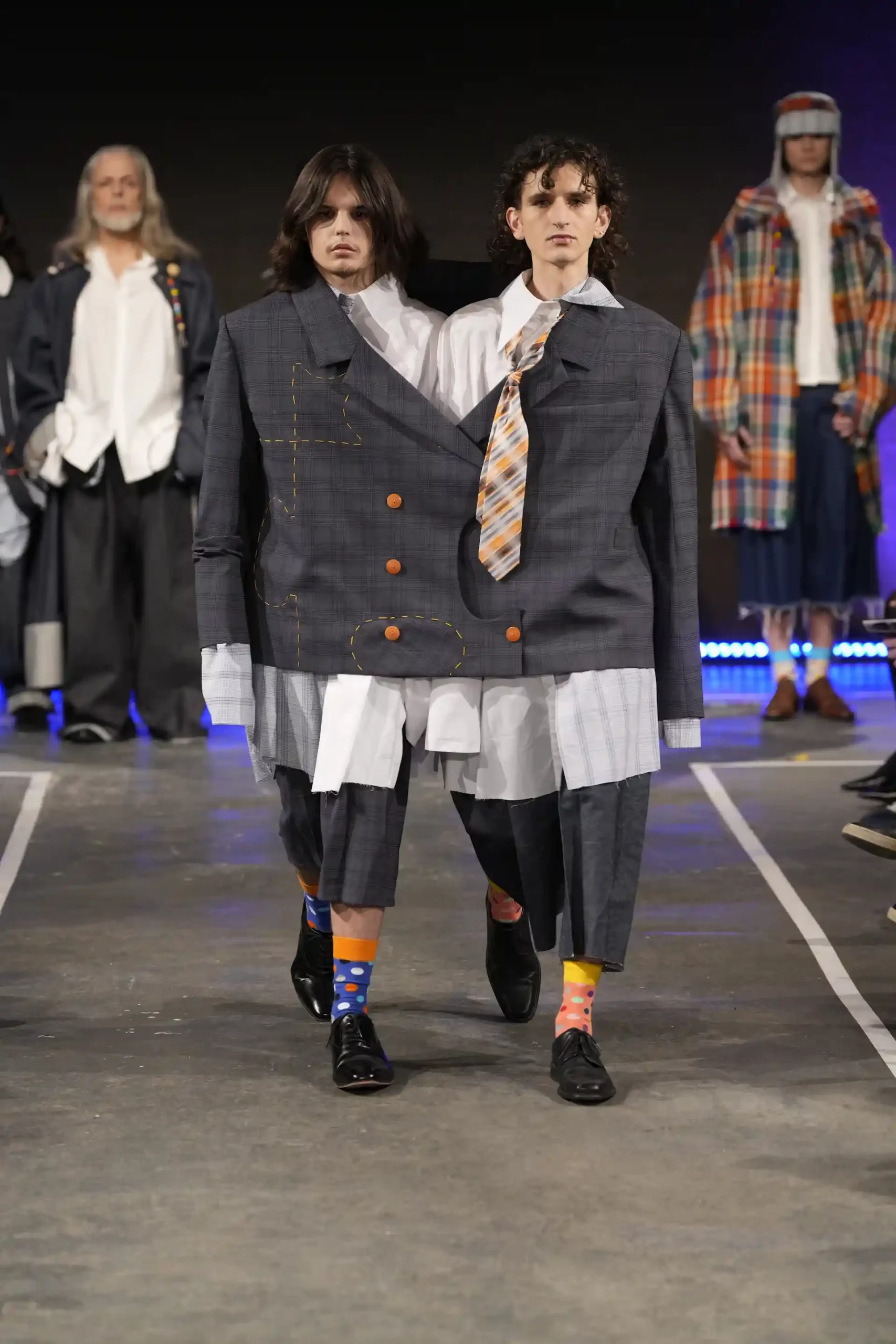 Doppelgänger-Look mit übergroßem Anzug und bunten Socken.