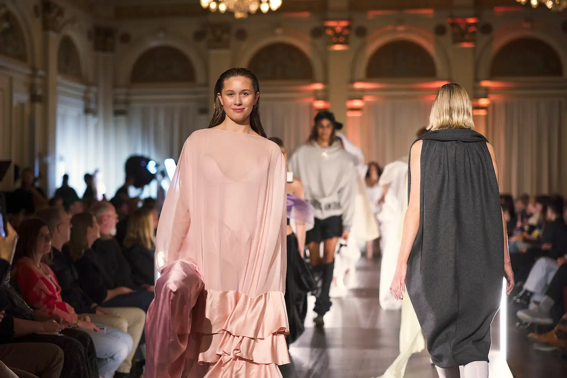 Models präsentieren elegante Mode auf dem Laufsteg der Stage25