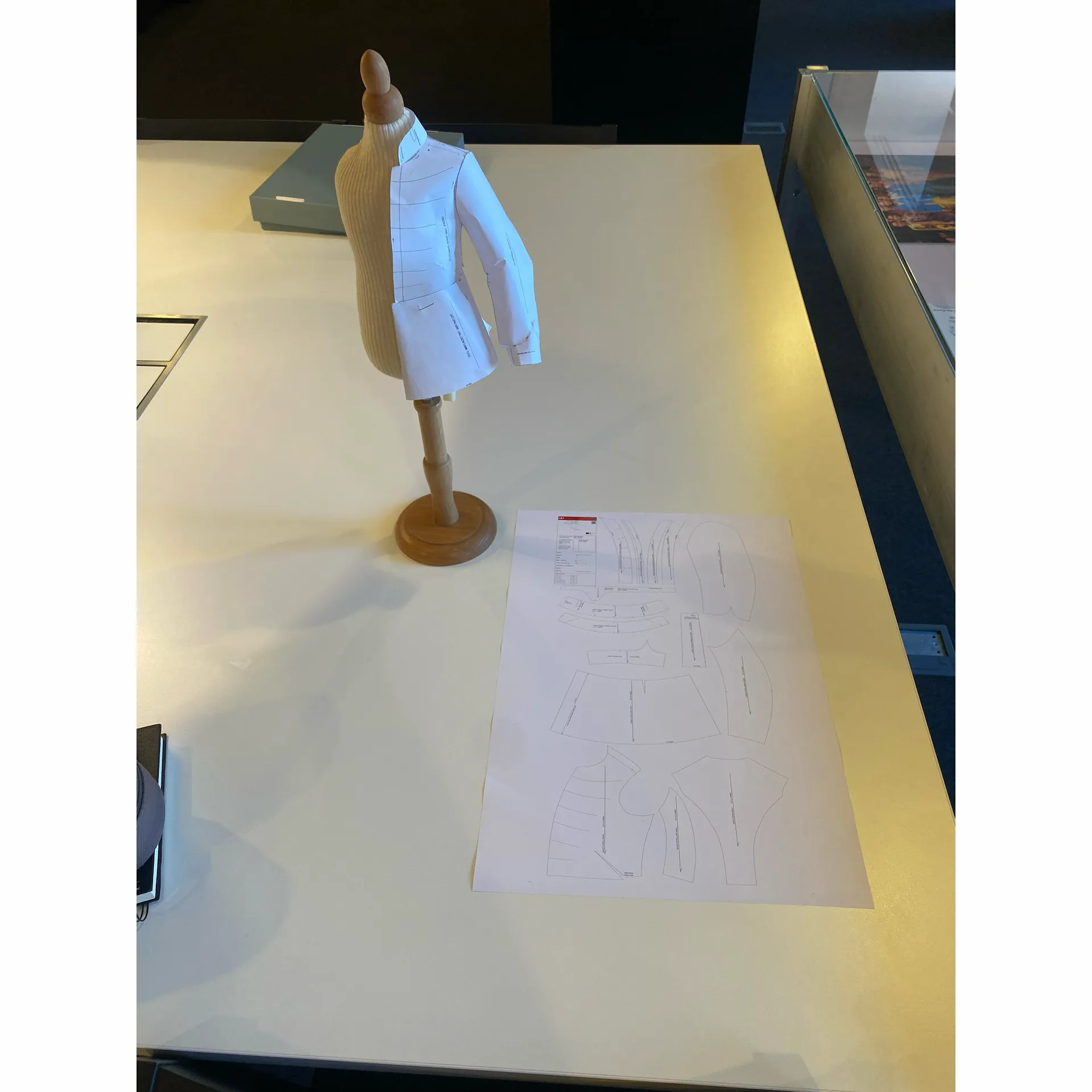 Schnittmuster und ein dreidimensionales Kleidungsmodell aus der Study Collection des MoMu Antwerpen