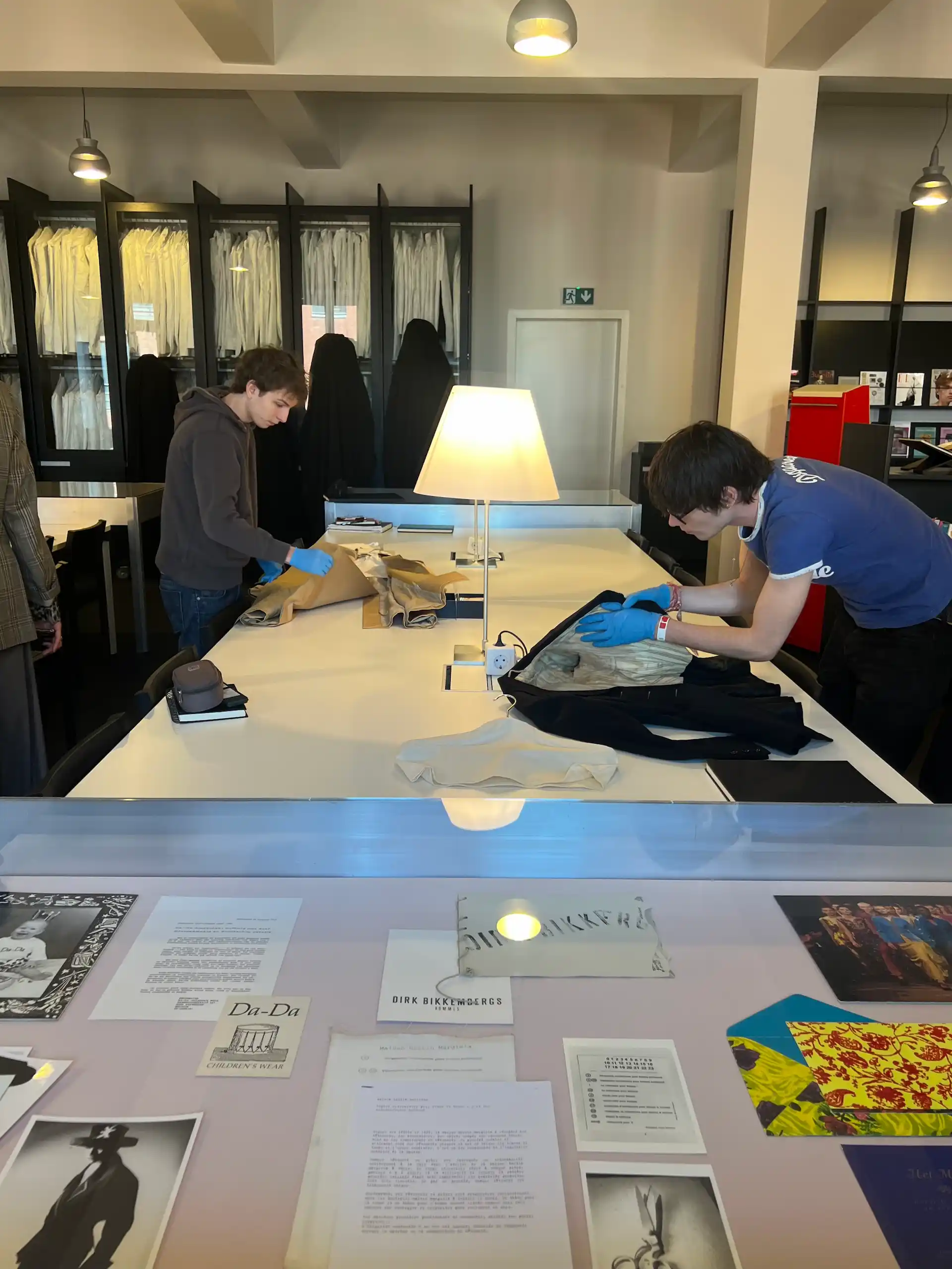 Modedesign-Studierende untersuchen historische Kleidungsstücke und Archivmaterialien in der Study Collection des MoMu Antwerpen.