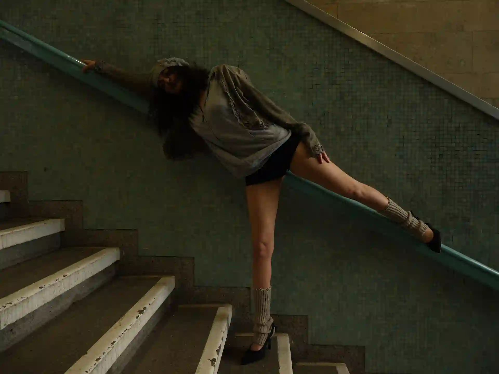 Model geht eine Betontreppe hinunter – urbanes Fashion-Shooting