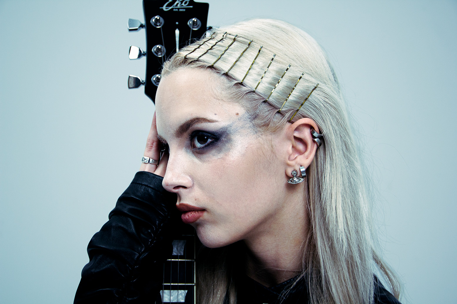 Nahaufnahme eines Models mit dramatischem dunklem Augen-Make-up